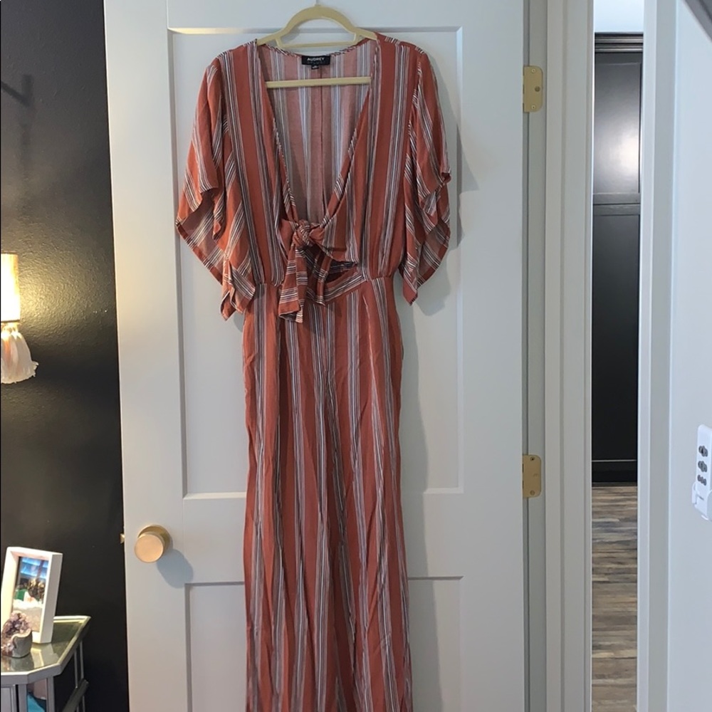 Stripped jumpsuit with cut-out and tie